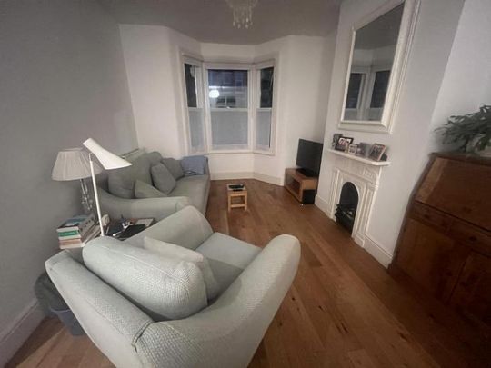 Bright double room in terraced house - 10 mins walk to Walthamstow Central on Victoria Line for Central London and Overground for City. - Photo 1