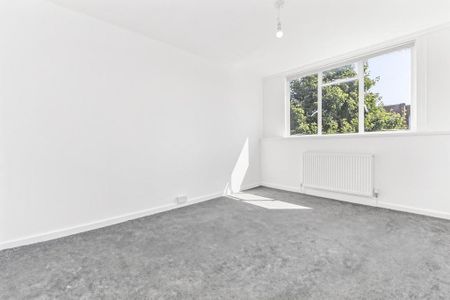 3 bedroom flat to rent - Photo 4