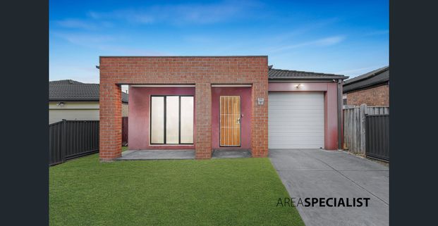 THE RISE ESTATE – Stylish, Bright & Low-Maintenance Family Home for Rent! - Photo 1