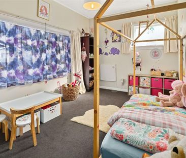 Spacious & Warm 3 Bedroom Family Home - Photo 6