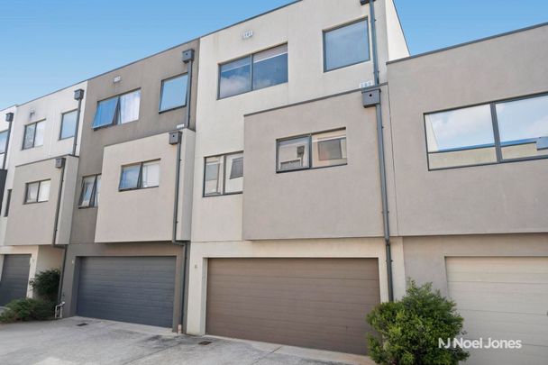 4 Lithgow Way, MOOROOLBARK - Photo 1