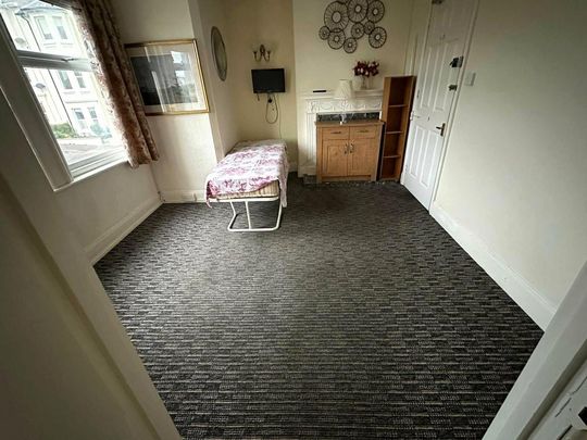 1 bedroom in a house share to rent - Photo 1