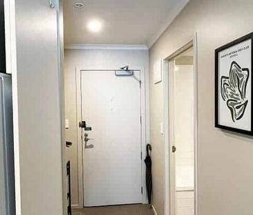 City convenience with quiet comfort - Photo 5