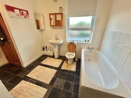 Sherbrook Terrace, Daybrook, NOTTINGHAM - Photo 4