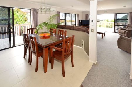 SPACIOUS AND LIGHT HOME - WEST HARBOUR - Photo 3