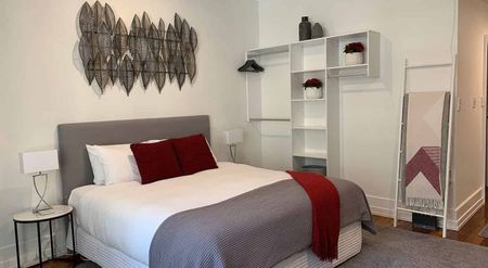 Chic 1 bed furnished apt with pool & gym - Photo 3