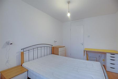 3 bedroom flat to rent - Photo 3