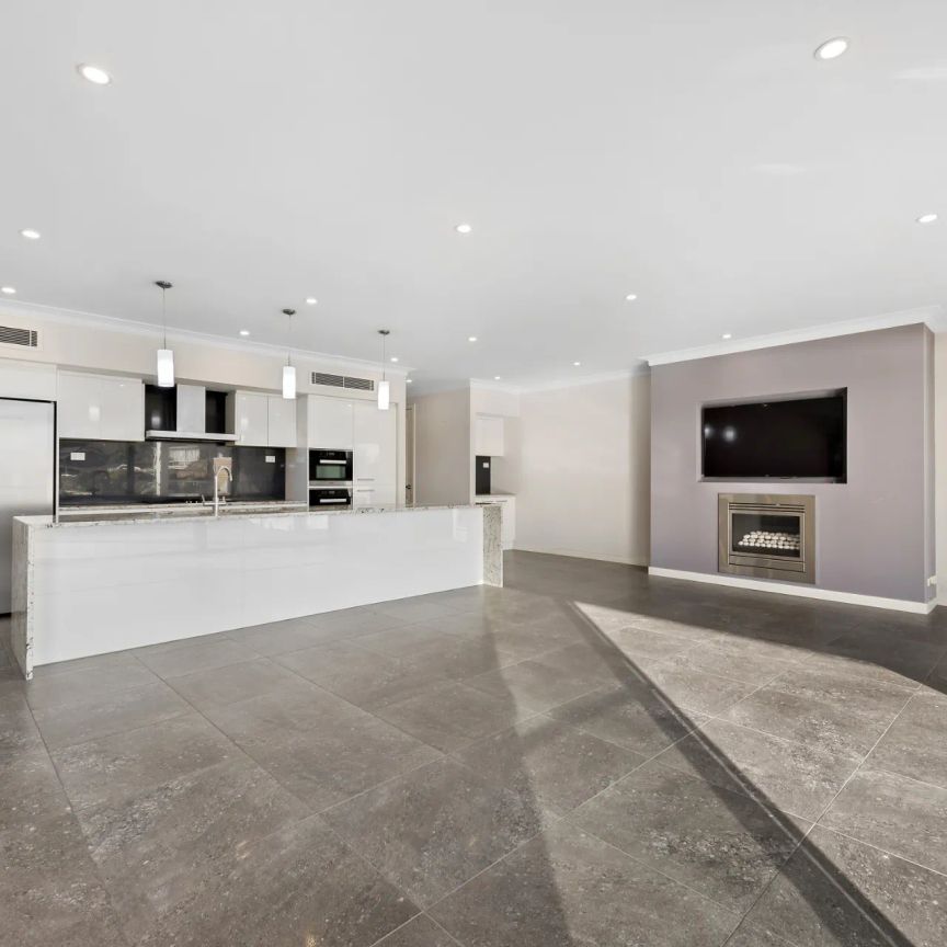 Four Bedrooms with Impeccable Views and Perfectly Positioned. - Photo 1