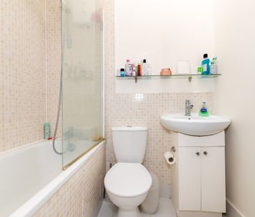 4 Bed Semi-Detached House, Swanwick Close, SW15 - Photo 1