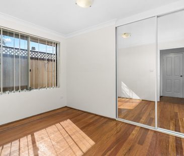 Modern low maintenance home - Photo 3