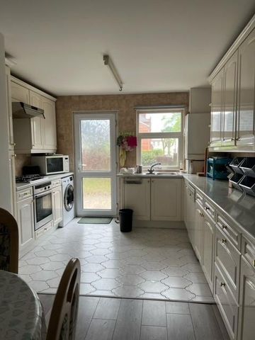 1 bedroom in a house share to rent - Photo 3