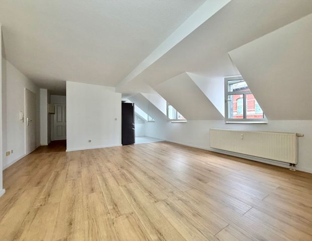 Mietwohnung • in Chemnitz • mit Einbauküche • 2 Zimmer • Dusche • Dachgeschoss • ab sofort frei - Foto 1