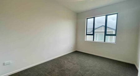 Spacious 4-Bedroom Family Home in Prime Location - Photo 4