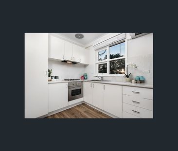 MODERN UPSTAIRS ONE BEDROOM APARTMENT IN MENTONE! - Photo 5