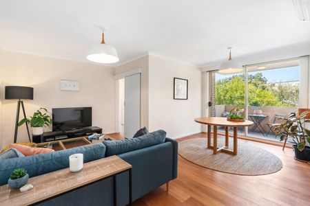 Stylish 2-Bedroom Apartment in the Heart of St Kilda - Photo 2