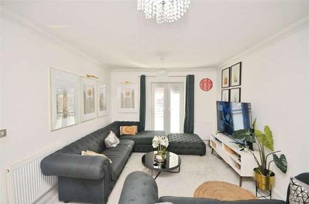 Savoy Grove, Hornchurch, Essex, RM11 - Photo 2