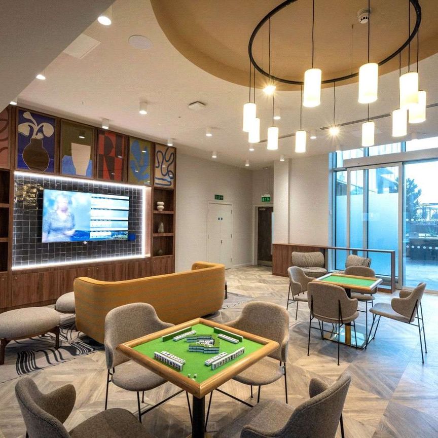 Luxurious two bedroom, two bathroom penthouse on the 42nd floor of the brand new Square Gardens development. - Photo 1