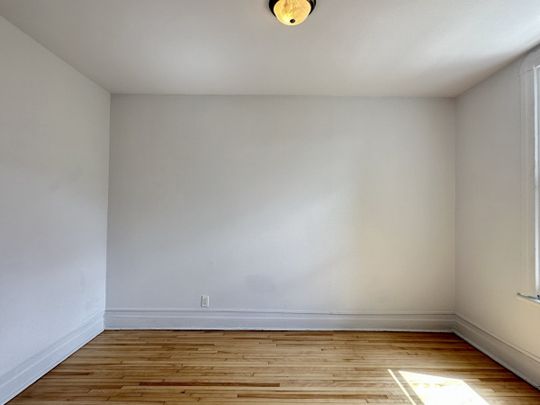 Verdun - Logement de 2 chambres complètement rénové, offert en location non-meublée ! - Photo 1
