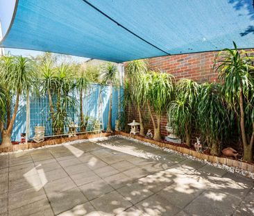 Light filled townhouse just footsteps to the beach - Photo 4