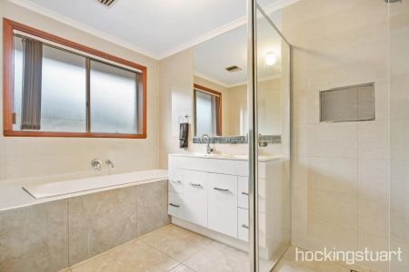 PERFECT FAMILY LIVING IN A PRIME LOCATION - Photo 3