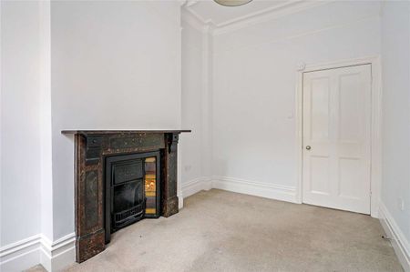 Excellently positioned three bedroom apartment in a Bloomsbury mansion block. - Photo 4