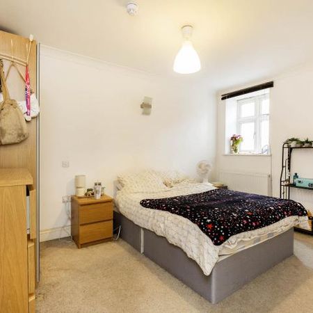 Modern Apartment - Photo 3