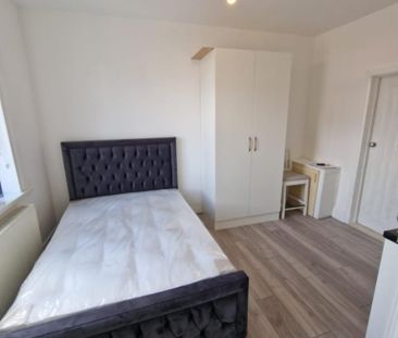 1 bedroom in a house share to rent - Photo 3
