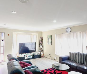 Spacious 3-Bedroom Home with Double Garage – Shirley Road - Photo 2