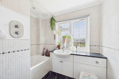 3 bedroom House in Penn Road, Slough - Photo 4