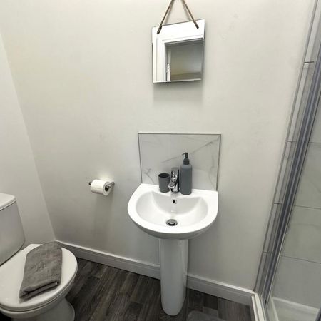 1 bedroom in a house share to rent - Photo 3