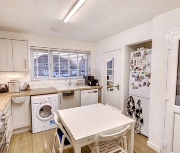 3 bedroom semi-detached bungalow to rent - Photo 2