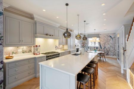 An immaculately presented family home for rent on The Ten Acre Estate in Chelsea. - Photo 3