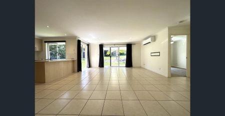 4 BED FAMILY HOME IN COOMERA WATERS! NEW CARPET AND 3 AIRCON! - Photo 4