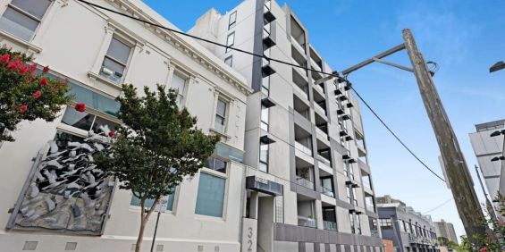 Stylish Richmond Living with Two Private Terraces! - Photo 3