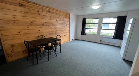 WELL PRESENTED APARTMENT IN A FABULOUS LOCATION - Photo 4