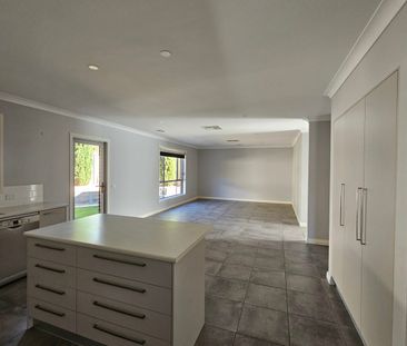 Beautifully presented - Photo 6