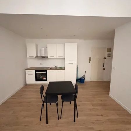 Location Appartement 2 pièces 38m² MARSEILLE 6ème - Photo 3
