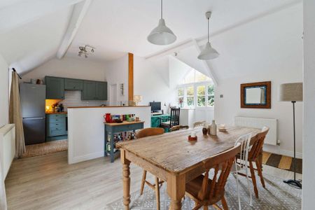 Recently refurbished three bed house with large private garden - Photo 3