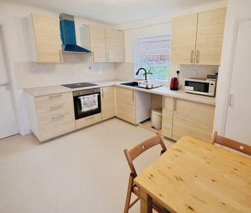 3 bedroom semi-detached house to rent - Photo 6