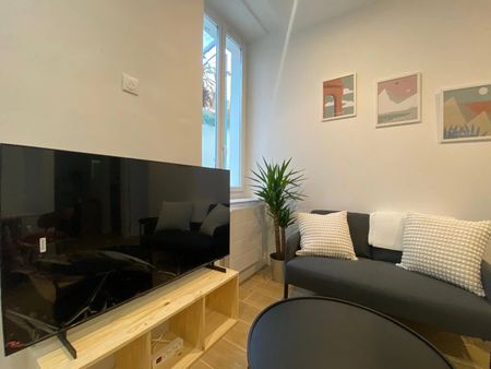 Location Appartement 4 pièces 61m² MARSEILLE 5ème - Photo 2