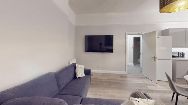 8 bedroom house to rent - Photo 1