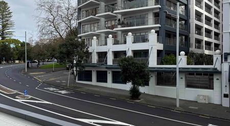 Newly Renovated Apartment - Photo 3