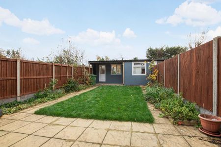 4 bedroom semi-detached house to rent - Photo 3