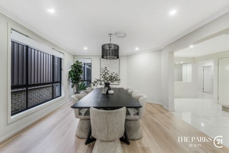 Exceptional 5-Bedroom Modern Residence in Middleton Grange - Photo 4