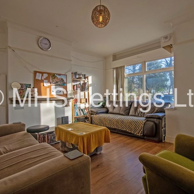 4 Bedroom Mid Terraced House for rent in Park View Road - Photo 1