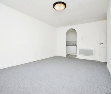 Flat to rent - Neptune Walk, Erith, DA8 - Photo 2