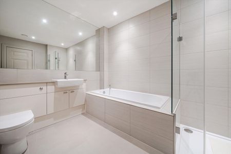 A modern apartment located in the charming area of Sunninghill, positioned in a secure, gated location with underground parking - Photo 2