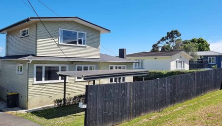 Large 5 bed, 2 lounge home, pets ok, fully fenced - Photo 2