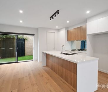 MODERN TOWNHOUSE! - Photo 2