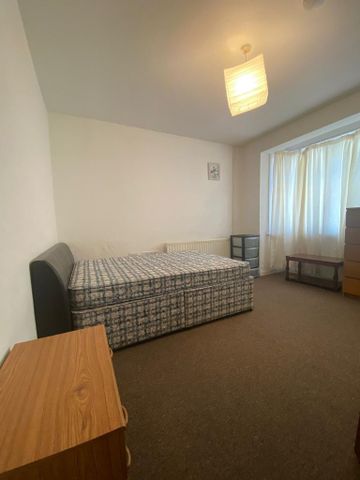 5 bedroom end of terrace house to rent - Photo 2